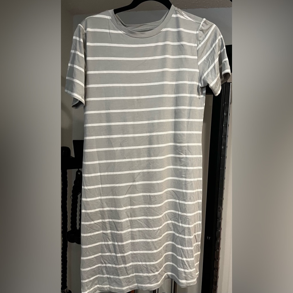 BCBGeneration T Shirt Dress XS (Size 0-2) Gray/White - Picture 3 of 3